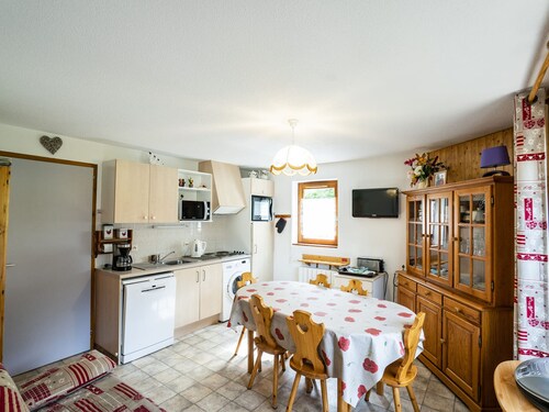 Charming 2-BR Apartment for 6 with Ski Storage and Balcony, Close to Center