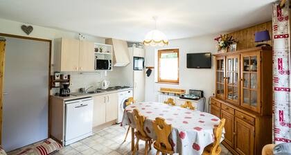 Charming 2-BR Apartment for 6 with Ski Storage and Balcony, Close to Center