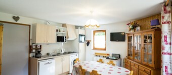 Charming 2-BR Apartment for 6 with Ski Storage and Balcony, Close to Center