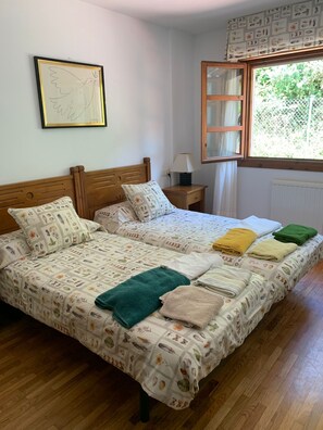4 Schlafzimmer, Schreibtisch, Bügeleisen/Bügelbrett, Reisekinderbett