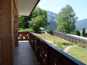 Property grounds - Bright 2BR Apartment for 7 with Balcony, Wi-Fi, and Parking Near Village Center (Châtel)