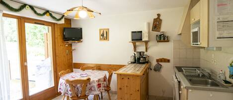 Réfrigérateur, four à micro-ondes, un four, lave-vaisselle