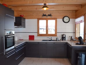 Fridge, microwave, oven, dishwasher - Spacious 12-Person Chalet with Modern Amenities, Close to Lifts and Village (Châtel)