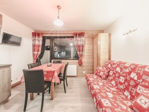 A cozy room with a dining table, chairs, a sofa, and a TV. - Cozy studio for 3 with WIFI, parking near ski lift (Châtel)