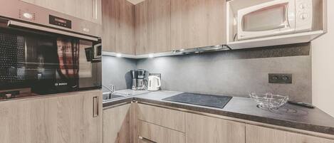 Kühlschrank, Mikrowelle, Ofen, Geschirrspüler