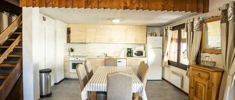 Réfrigérateur, four à micro-ondes, un four, lave-vaisselle