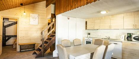 Réfrigérateur, four à micro-ondes, un four, lave-vaisselle