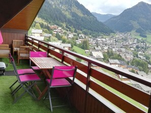 Outdoor dining - Charming 2-Bedroom Apt in Petit Châtel with Balcony, WiFi, and Fully-Equipped Kitchen (Châtel)