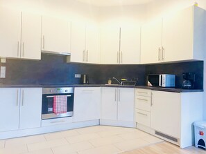 Fridge, microwave, oven, stovetop - Moderne, Renovierte Wohnung in Historischem Gründerzeithaus (Wien)