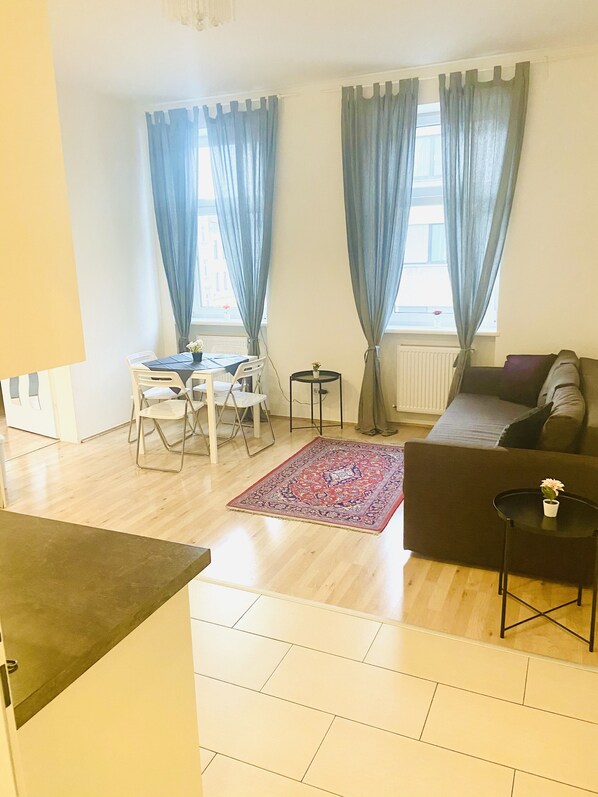 Living area - Moderne, Renovierte Wohnung in Historischem Gründerzeithaus (Wien)