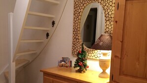 A staircase with white walls and a wooden door. - 2-room apt for 5 people in Châtel with south-facing balcony (Châtel)