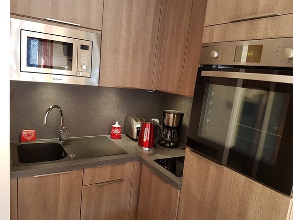 Kühlschrank, Mikrowelle, Ofen, Herdplatte