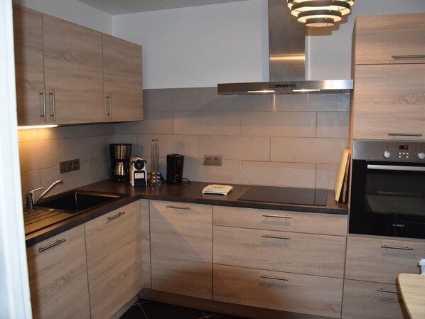 Réfrigérateur, micro-ondes, four, plaque de cuisson