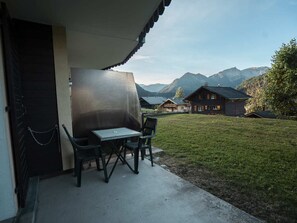 Outdoor dining - Cozy Studio for 3 with Terrace, Steps from Petit-Châtel Ski Lift (Châtel)