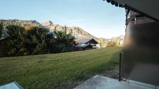 A view of a mountain landscape with a house in the background. - Cozy Studio for 3 with Terrace, Steps from Petit-Châtel Ski Lift (Châtel)