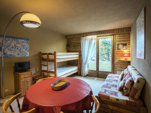 TV - Cozy Studio for 3 with Terrace, Steps from Petit-Châtel Ski Lift (Châtel)