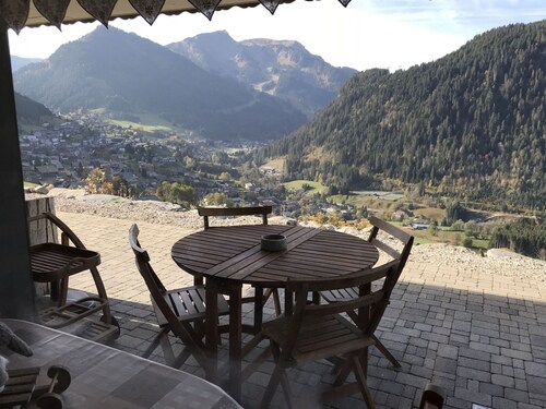 Cozy 2BR Apartment, South-Facing Terrace, Ski Access, WiFi, Parking, 4 Guests
