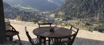 Cozy 2BR Apartment, South-Facing Terrace, Ski Access, WiFi, Parking, 4 Guests