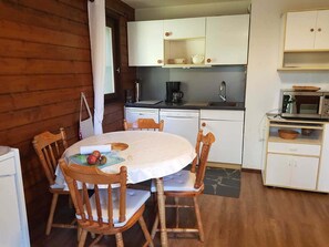 Kühlschrank, Mikrowelle, Herdplatte, Geschirrspüler