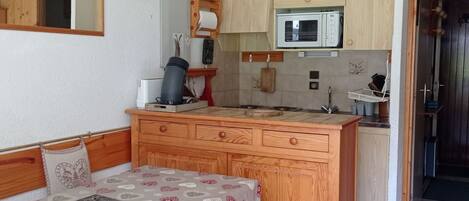 Fridge, microwave, oven, coffee/tea maker