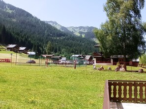 المنطقة المحيطة بالمنشأة