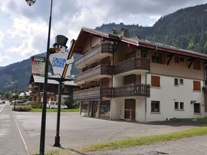 A building with multiple balconies and a sign for Daniel Cruz Sports.