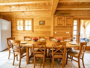Dining - Spacious Chalet in Châtel, 8 bedrooms, jacuzzi, near slopes (Châtel)
