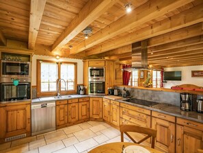 Fridge, microwave, oven, stovetop - Spacious Chalet in Châtel, 8 bedrooms, jacuzzi, near slopes (Châtel)