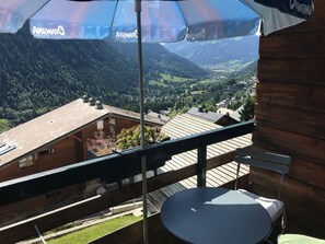 Outdoor dining - **Charming Studio for 4 with Balcony, 800m from Super-Châtel Lift** (Châtel)