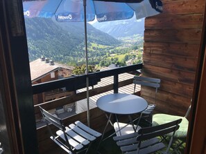 Outdoor dining - **Charming Studio for 4 with Balcony, 800m from Super-Châtel Lift** (Châtel)