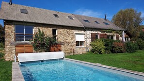 Outdoor pool - La Grange de La Tuilerie, Gîte Tout Confort Avec Piscine, à 7 km d' Uzerche (Condat-sur-Ganaveix)