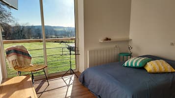 3 bedrooms, desk, iron/ironing board, travel cot