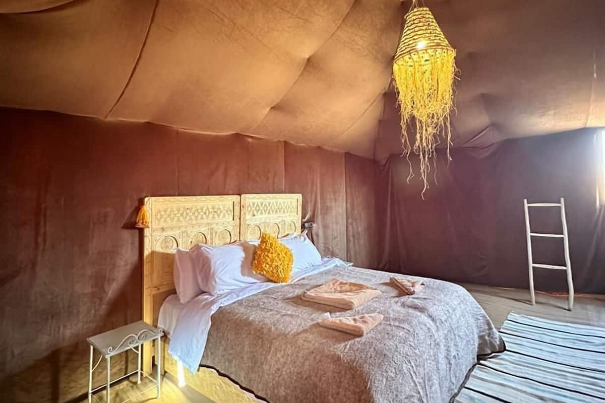Luxury-Vierbettzimmer | Badezimmer | Handtücher, Seife, Shampoo, Toilettenpapier