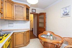 Căn hộ phong cách cổ điển | Bếp riêng | Tủ lạnh, lò vi sóng, lò nướng, bếp nấu 
