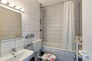Deep soaking tub, hair dryer, towels - Stunning 1-bed Apartment in Neuss (Neuss)