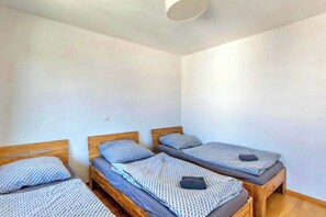 1 bedroom, free WiFi, bed sheets - Cozy Neuss Apartment With Modern Amenities (Neuss)