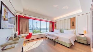 Senior Room, Non Smoking, Sea View | Gebar bulu kapas, peti besi dalam bilik, langsir/tirai gelap terus