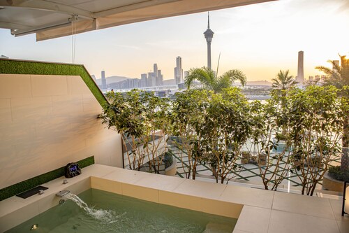 YOHO Resorts World Hotel