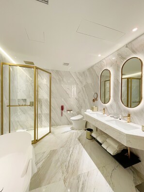 Separate bathtub and shower, free toiletries, hair dryer, bathrobes - YOHO Resorts World Hotel (Macau)