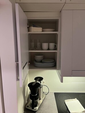 Fridge, oven, stovetop, electric kettle - Lovely 1-bed Apartment in Tromso (Tromsø)