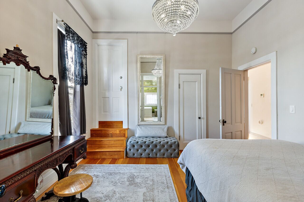 2 habitaciones, escritorio y tabla de planchar con plancha 