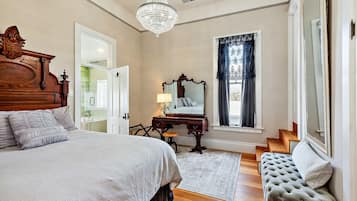 2 slaapkamers, een bureau, een strijkplank/strijkijzer, reisbedje