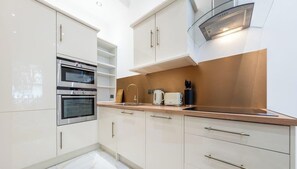 Jääkaappi, mikroaaltouuni, uuni, liesi