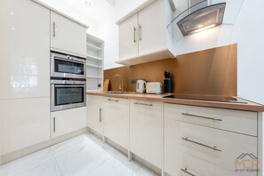 Geladeira, micro-ondas, fogão, cooktop