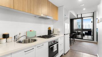 Frigorifero, microonde, forno, piano cottura