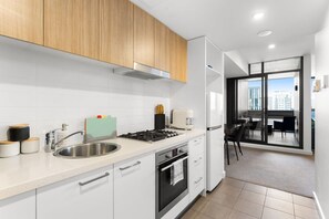 Een koelkast, een microgolfoven, een oven, een kookplaat