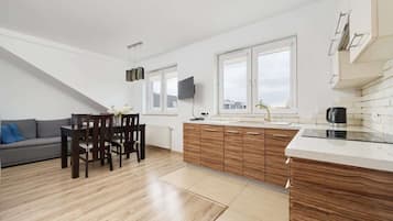 Fridge, oven, stovetop, dishwasher