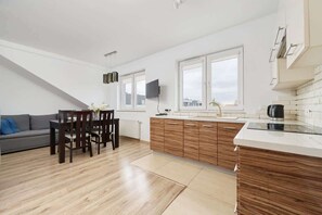 Kjøleskap, ovn, kokeplater og oppvaskmaskin