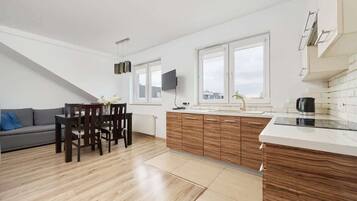 Fridge, oven, stovetop, dishwasher