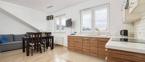 Fridge, oven, stovetop, dishwasher